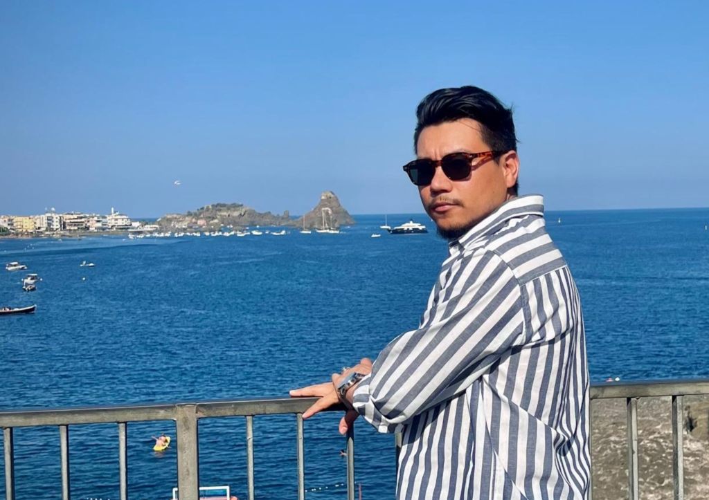 Fotografia che ritrae l'artista romano, Marcos Gutiérez in Sicilia