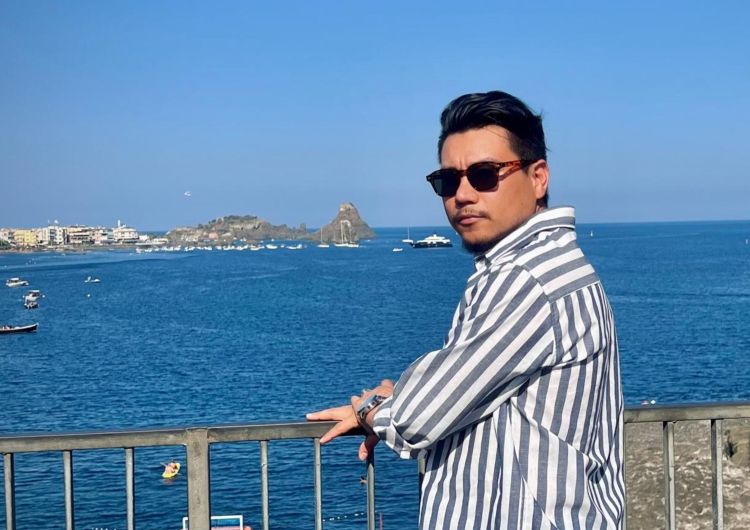 Fotografia che ritrae l'artista romano, Marcos Gutiérez in Sicilia